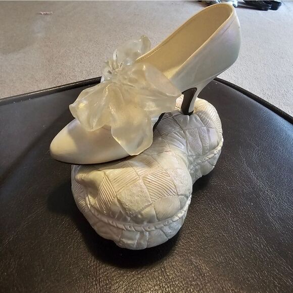 Vintage 1999 JUST THE RIGHT SHOE Cinderella DEVOTED TO YOU MUSIC BOX Miniature - Picture 1 of 5